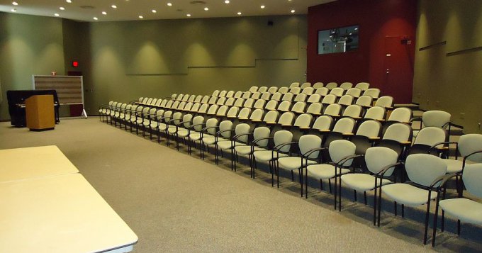 Czy nowoczesne ławki sprawdzą się w sali konferencyjnej?